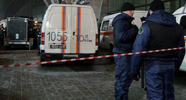 Сотрудники службы безопасности аэропорта "Домодедово" у входа в здание, 24 января 2011 года. Фото "Кавказского узла"
