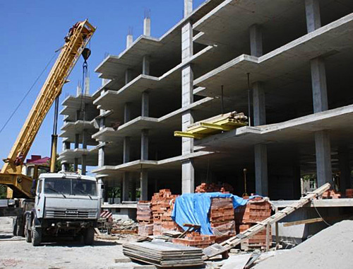 Строительные работы в Цхинвале. Фото с сайта http://osinform.ru Строительные работы в Цхинвале. Фото с сайта http://osinform.ru