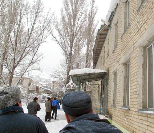 Место обрушения кровли в детсаду No.73. Махачкала, 22 февраля 2011 г. Фото: пресс-служба МЧС Дагестана. Место обрушения кровли в детсаду No.73. Махачкала, 22 февраля 2011 г. Фото: пресс-служба МЧС Дагестана.