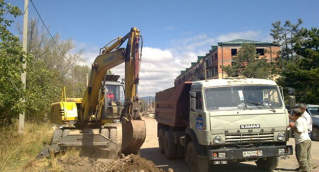 Работы по замене водопроводных сетей в Цхинвале в августе 2010 г. Фото: Информационное агентство ОСинформ (osinform.ru)