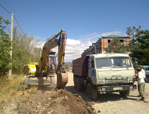 Работы по замене водопроводных сетей в Цхинвале в августе 2010 г. Фото: Информационное агентство ОСинформ (osinform.ru) Работы по замене водопроводных сетей в Цхинвале в августе 2010 г. Фото: Информационное агентство ОСинформ (osinform.ru)
