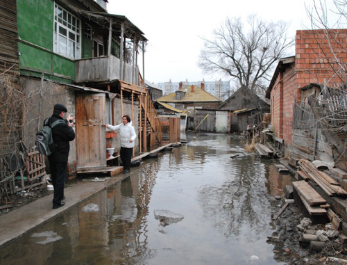 Подтопленный грунтовыми водами дом на улице Курской, Астрахань. 20 марта 2011 г. Фото: Сергей Кожанов для "Кавказского узла" Подтопленный грунтовыми водами дом на улице Курской, Астрахань. 20 марта 2011 г. Фото: Сергей Кожанов для "Кавказского узла"