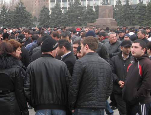 Митинг работников Махачкалинской газовой службы и кумыкской общественности 6 апреля 2011 года. Махачкала, Дагестан. Фото "Кавказского узла" Митинг работников Махачкалинской газовой службы и кумыкской общественности 6 апреля 2011 года. Махачкала, Дагестан. Фото "Кавказского узла"