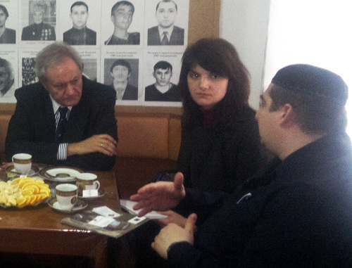 Слева направо: Глава Представительства Европейского Союза посол Фернандо М.Валенсуэла, представитель Политического отдела Евросоюза Петра Гомбалова Кислингерова, Председатель правозащитной организации «МАШР» Магомед Муцольгов. Ингушетия, Назрань, 5 апреля 2011 г. Фото "Кавказского узла" Слева направо: Глава Представительства Европейского Союза посол Фернандо М.Валенсуэла, представитель Политического отдела Евросоюза Петра Гомбалова Кислингерова, Председатель правозащитной организации «МАШР» Магомед Муцольгов. Ингушетия, Назрань, 5 апреля 2011 г. Фото "Кавказского узла"