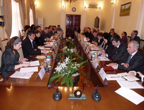 Участники регионального совещания по вопросу: «О ходе выполнения Перечня поручений Президента Российской Федерации по итогам встречи с деятелями российского театрального искусства 25 сентября 2010 года» и о проведении Года театра в рамках проекта «Культурная Олимпиада 2010-2014», проведенного в правительстве Карачаево-Черкесии 12 апреля 2011 г. Фото: Управление пресс-службы Президента и Правительства КЧР, kchr.info Участники регионального совещания по вопросу: «О ходе выполнения Перечня поручений Президента Российской Федерации по итогам встречи с деятелями российского театрального искусства 25 сентября 2010 года» и о проведении Года театра в рамках проекта «Культурная Олимпиада 2010-2014», проведенного в правительстве Карачаево-Черкесии 12 апреля 2011 г. Фото: Управление пресс-службы Президента и Правительства КЧР, kchr.info