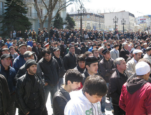Митинг работников газовой абонентской службы и представителей кумыкских общин. Махачкала, 25 апреля 2011 г. Фото "Кавказского узла"
Митинг работников газовой абонентской службы и представителей кумыкских общин. Махачкала, 25 апреля 2011 г. Фото "Кавказского узла"