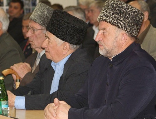 На встрече общественного парламента шапсугов «Адыгэ Хасэ» и старейшин адыгских аулов с мэром Сочи Анатолием Пахомовым в Лазаревском 2 апреля 2011 г. Фото: Новостной портал - Зихия.NET (www.zihia.net)
На встрече общественного парламента шапсугов «Адыгэ Хасэ» и старейшин адыгских аулов с мэром Сочи Анатолием Пахомовым в Лазаревском 2 апреля 2011 г. Фото: Новостной портал - Зихия.NET (www.zihia.net)