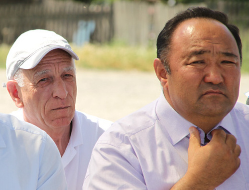 Справа - глава Ногайского района Дагестана Казмухамет Янбулатов на III Объединенном съезде ногайцев России. Дагестан, Ногайский район, селение Терекли-Мектеб,  29 мая 2011 г. Фото "Кавказского узла"