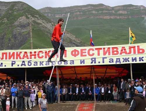 Выступление участника республиканского фестиваля канатоходцев в селе Цовкра Кулинского района. Дагестан, 23 июля 2011 года. Фото Руслана Алибекова Выступление участника республиканского фестиваля канатоходцев в селе Цовкра Кулинского района. Дагестан, 23 июля 2011 года. Фото Руслана Алибекова