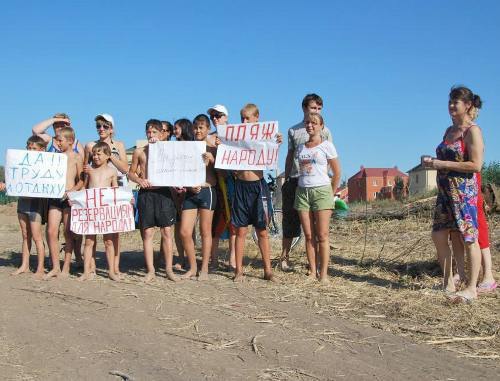 Пикет астраханцев, протестующих против застройки водоохранной зоны на полуострове Пролетарский. Астрахань, Советский район, 17 июля 2011 г. Фото Елены Гребенюк

