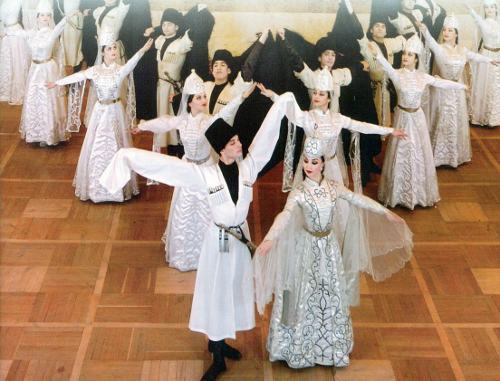 Государственный ансамбль народной песни Республики Адыгея "Исламей". Фото: www.culturemap.ru Государственный ансамбль народной песни Республики Адыгея "Исламей". Фото: www.culturemap.ru
