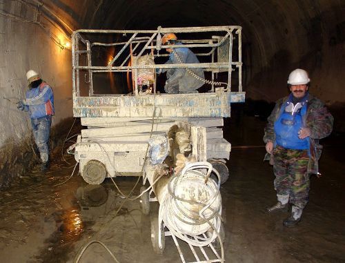 Строительные работы в Гимринском автодорожном туннеле. Январь 2011 г. Фото: www.dagavtodor.ru Строительные работы в Гимринском автодорожном туннеле. Январь 2011 г. Фото: www.dagavtodor.ru