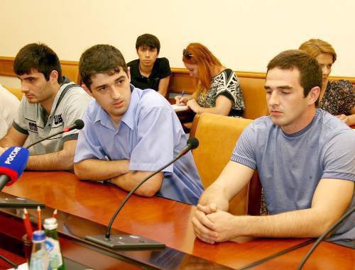 Максуд Джабраилов, Тимур Курбанмагомедов и Рашид Салихов на заседании комиссии по адаптации. Махачкала, 17 августа, 2011 г. Фото "Кавказского узла" Максуд Джабраилов, Тимур Курбанмагомедов и Рашид Салихов на заседании комиссии по адаптации. Махачкала, 17 августа, 2011 г. Фото "Кавказского узла"