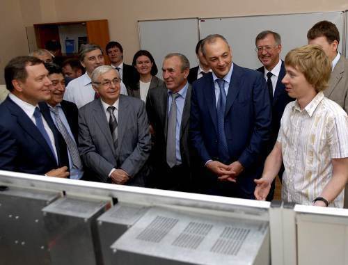Председатель правления Федеральной сетевой компании Олег Бударгин и глава Дагестана Магомедсалам Магомедов осматривают аудитории колледжа. Дагестан, г. Каспийск, 1 сентября 2011 г. Фото пресс-службы президента Дагестана Председатель правления Федеральной сетевой компании Олег Бударгин и глава Дагестана Магомедсалам Магомедов осматривают аудитории колледжа. Дагестан, г. Каспийск, 1 сентября 2011 г. Фото пресс-службы президента Дагестана