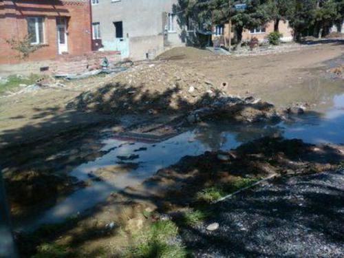 Лужи и грязь на улицах Цхинвала. 1 сентября 2011 года. Фото очевидца из блога журналиста Алана Цхурбаева на "Кавказском узле". Лужи и грязь на улицах Цхинвала. 1 сентября 2011 года. Фото очевидца из блога журналиста Алана Цхурбаева на "Кавказском узле".