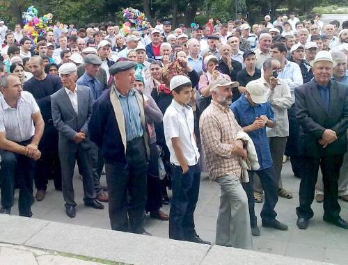 Махачкала, Родопский бульвар. Митинг жителей Дагестана против постановления главы Ахвахского района Исмаила Магомедшарипова об изменении статуса местных земель. 23 сентября 2011 г. Фото Ахмеднаби Ахмеднабиева для "Кавказского узла" Махачкала, Родопский бульвар. Митинг жителей Дагестана против постановления главы Ахвахского района Исмаила Магомедшарипова об изменении статуса местных земель. 23 сентября 2011 г. Фото Ахмеднаби Ахмеднабиева для "Кавказского узла"
