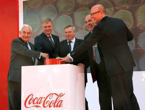 Запуск завода Coca-Cola – на красную кнопку нажимают губернатор Ростовской области Василий Голубев (в центре), президент оргкомитета «Сочи 2012» Дмитрий Чернышенко (крайний справа). Ростовская область, 26 сентября 2011 г.
 Фото Натальи Баженовой для "Кавказского узла"