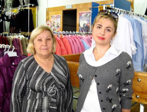 Светлана Голованова и Виктория Кушнир в магазине "Юниор" на
 улице Володарского, 12 в Астрахани. 30 сентября 2011 г. Фото Вячеслава Ященко для "Кавказского узла"