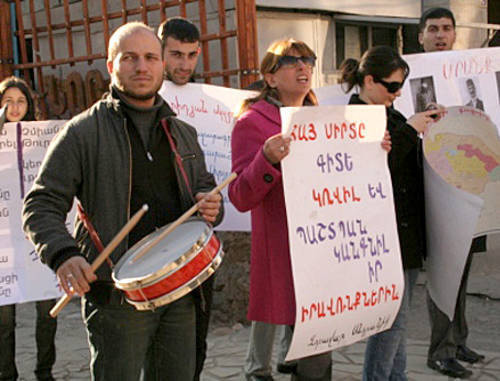 Акция протеста против армяно-турецких протоколов в Армавире, Армения. 28 ноября 2009 г. Фото: ARMENIA Today Акция протеста против армяно-турецких протоколов в Армавире, Армения. 28 ноября 2009 г. Фото: ARMENIA Today