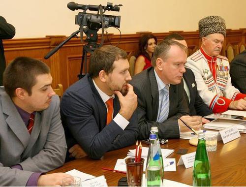 Участники программы "Диалог": член президиума организации "Родина – Конгресс русских общин" Александр Босых, Член Либерального клуба «Единой России" Вениамин Роднянский, директор Института региональных проблем Дмитрий Журавлев Дмитрий Журавлев, председатель Ставропольской краевой общественной организации по изучению истории, культуры, традиций кавказского казачества Петр Федосов. Махачкала, 13 октября 2011 г. Фото пресс-службы Президента Республики Дагестан (www.president.e-dag.ru) Участники программы "Диалог": член президиума организации "Родина – Конгресс русских общин" Александр Босых, Член Либерального клуба «Единой России" Вениамин Роднянский, директор Института региональных проблем Дмитрий Журавлев Дмитрий Журавлев, председатель Ставропольской краевой общественной организации по изучению истории, культуры, традиций кавказского казачества Петр Федосов. Махачкала, 13 октября 2011 г. Фото пресс-службы Президента Республики Дагестан (www.president.e-dag.ru)