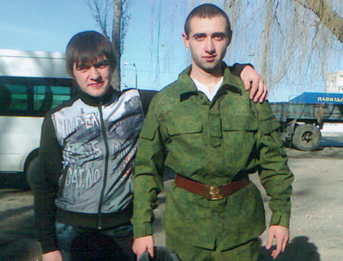 Таулан Гочияев (справа) в день отправки в воинскую часть. Декабрь 2010 г. Фото из семейного архива. Таулан Гочияев (справа) в день отправки в воинскую часть. Декабрь 2010 г. Фото из семейного архива.