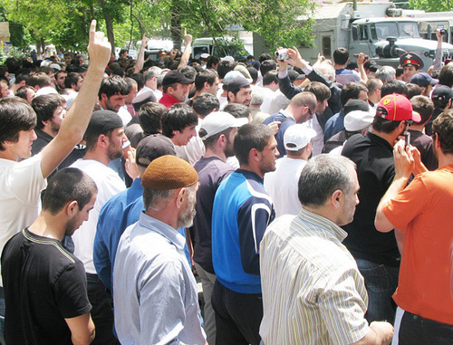 Дагестан, Махачкала, 2 июня 2011 г. Участники митинга против произвола правохранительных органов у здания Национальной библиотеки. Фото: Закир Магомедов, zakir05.livejournal.com Дагестан, Махачкала, 2 июня 2011 г. Участники митинга против произвола правохранительных органов у здания Национальной библиотеки. Фото: Закир Магомедов, zakir05.livejournal.com
