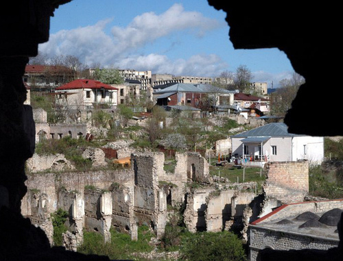 Нагорный Карабах, май 2011 г. Вид на руины Шуши через пробитое снарядом отверстие в стене. Фото: http://asketic-travel.livejournal.com Нагорный Карабах, май 2011 г. Вид на руины Шуши через пробитое снарядом отверстие в стене. Фото: http://asketic-travel.livejournal.com