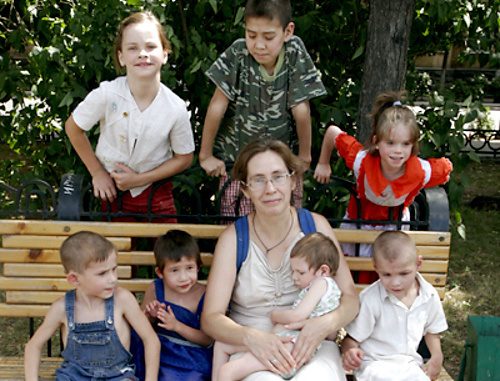 Вера Дробинская со своими подопечными. 2007 г. Фото Екатерины Степановой, журнал "Нескучный сад", www.nsad.ru Вера Дробинская со своими подопечными. 2007 г. Фото Екатерины Степановой, журнал "Нескучный сад", www.nsad.ru