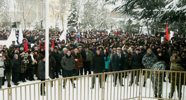 Жители Цхинвала, собравшиеся у штаба экс-кандидата в президенты Южной Осетии Аллы Джиоевой. 9 февраля 2012 г. Фото "Кавказского узла"