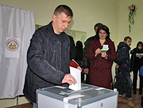 Выборы президента Республики Южная Осетия. Цхинвал, 25 марта 2012 г. Фото: Катерина Пухаева/ИА "Рес" Выборы президента Республики Южная Осетия. Цхинвал, 25 марта 2012 г. Фото: Катерина Пухаева/ИА "Рес"