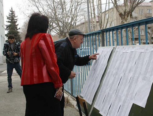 Южная Осетия, Цхинвал, 25 марта 2012 г. Избиратели ищут свои фамилии в списках для голосования в первом туре президентских выборов. Фото: Катерина Пухаева/ИА "Рес", http://cominf.org Южная Осетия, Цхинвал, 25 марта 2012 г. Избиратели ищут свои фамилии в списках для голосования в первом туре президентских выборов. Фото: Катерина Пухаева/ИА "Рес", http://cominf.org