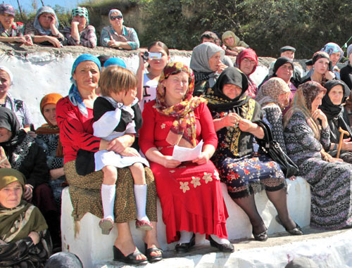 Сход жителей селения Карата. Дагестан, сентябрь 2011. Фото Ахмеднаби Ахмеднабиева для "Кавказского узла" Сход жителей селения Карата. Дагестан, сентябрь 2011. Фото Ахмеднаби Ахмеднабиева для "Кавказского узла"