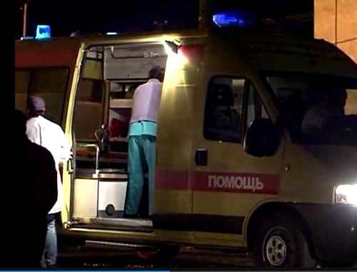 Бригада медиков оказывает помощь пострадавшим при взрыве на полицейском посту "Аляска-30" в Махачкале 3 мая 2012 г. Кадр из видеорепортажа РИА “ДАГЕСТАН”, www.riadagestan.ru Бригада медиков оказывает помощь пострадавшим при взрыве на полицейском посту "Аляска-30" в Махачкале 3 мая 2012 г. Кадр из видеорепортажа РИА “ДАГЕСТАН”, www.riadagestan.ru