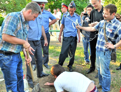 Оппозиционеры пытаются посадить саженцы деревьев на территории Кремля, в сквере у памятника борцам за установление Советской власти. Астрахань, 4 июня 2012 г. Фото Сергея Кожанова для "Кавказского узла"