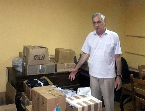 Краснодарский край, Сочи, микрорайон "Гагаринский". Председатель ТОСа Игорь Виноградский у коробок с гуманитарной помощью, собранной жителями. Фото Светланы Кравченко для "Кавказского узла"
