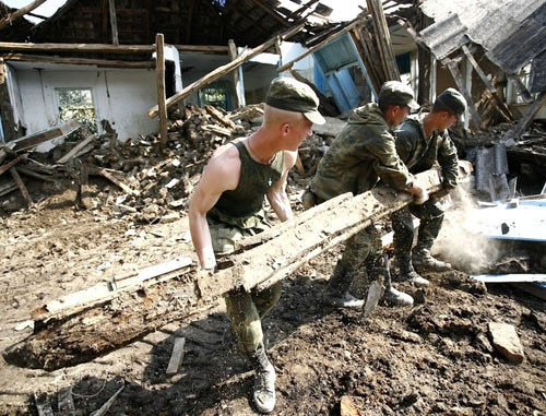 Военные помогают жителям Крымска в уборке завалов после наводнения. Краснодарский край, Крымск, 18 июля 2012 г. Фото: Геннадий Аносов / Югополис Военные помогают жителям Крымска в уборке завалов после наводнения. Краснодарский край, Крымск, 18 июля 2012 г. Фото: Геннадий Аносов / Югополис