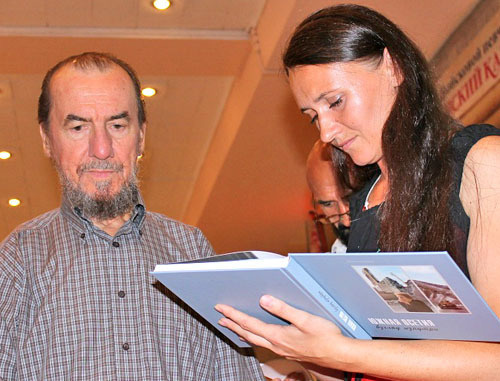 Автор книги "Южная Осетия: взгляд изнутри" Наталья Батроева полписывает экземпляр профессору Виктору Захарченко. Краснодар, 3 августа 2012 г. Фото Никиты Серебрянникова для "Кавказского узла" Автор книги "Южная Осетия: взгляд изнутри" Наталья Батроева полписывает экземпляр профессору Виктору Захарченко. Краснодар, 3 августа 2012 г. Фото Никиты Серебрянникова для "Кавказского узла"