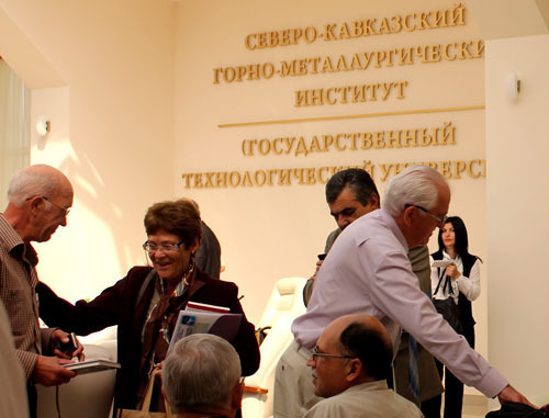 Международный научный форум "Ледник Колка: наблюдения, исследования, прогнозы" открылся во Владикавказе. Северная Осетия, 18 сентября 2012 г. Фото Эммы Марзоевой для "Кавказского узла" Международный научный форум "Ледник Колка: наблюдения, исследования, прогнозы" открылся во Владикавказе. Северная Осетия, 18 сентября 2012 г. Фото Эммы Марзоевой для "Кавказского узла"