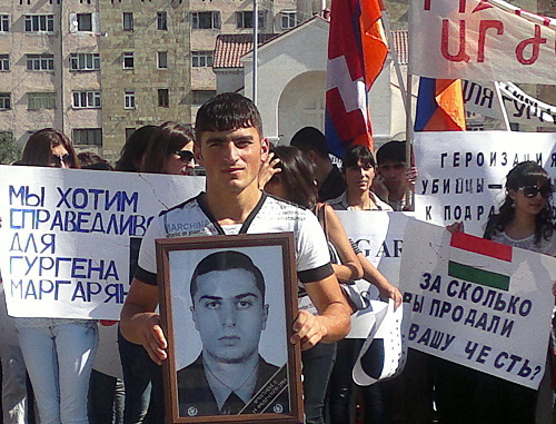 Шествие молодежи, приуроченное ко дню рождения убитого в Венгрии офицера Гургена Маргаряна. Нагорный Карабах, Степанакерт, 26 сентября 2012 г. Фото Алвард Григорян для "Кавказского узла" Шествие молодежи, приуроченное ко дню рождения убитого в Венгрии офицера Гургена Маргаряна. Нагорный Карабах, Степанакерт, 26 сентября 2012 г. Фото Алвард Григорян для "Кавказского узла"
