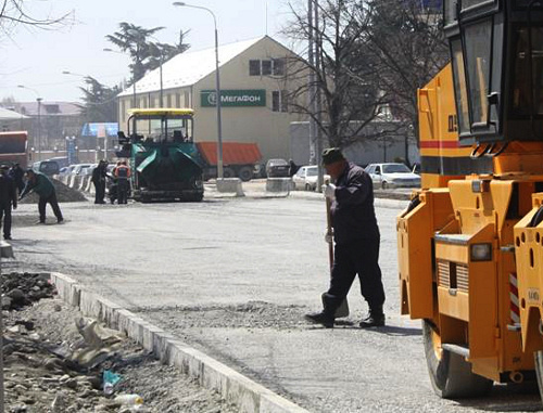 Южная Осетия, Цхинвал, апрель 2012 г. Работы по благоустройству. Фото Катерины Пухаевой, ИА "Рес", http://cominf.org Южная Осетия, Цхинвал, апрель 2012 г. Работы по благоустройству. Фото Катерины Пухаевой, ИА "Рес", http://cominf.org
