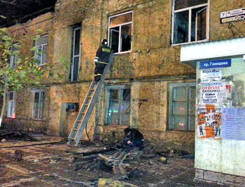 Сгорело жилое двухэтажное здание. Махачкала, 13 ноября 2012 г. Фото Наби Гитинова для "Кавказского узла" Сгорело жилое двухэтажное здание. Махачкала, 13 ноября 2012 г. Фото Наби Гитинова для "Кавказского узла"