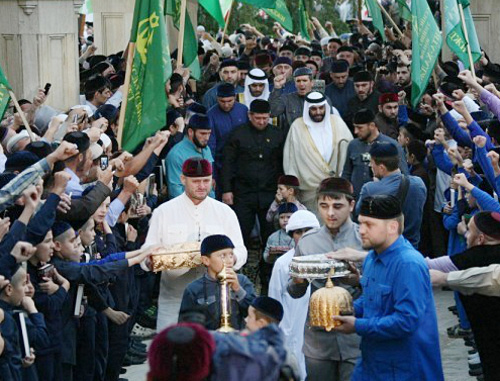 Волосы Пророка Мухаммада вносят в Центральную мечеть Чечни имени Ахмата-Хаджи Кадырова. Чечня, Грозный, 26 января 2012 г. Фото: ДУМ ЧР, http://www.islamtuday.com