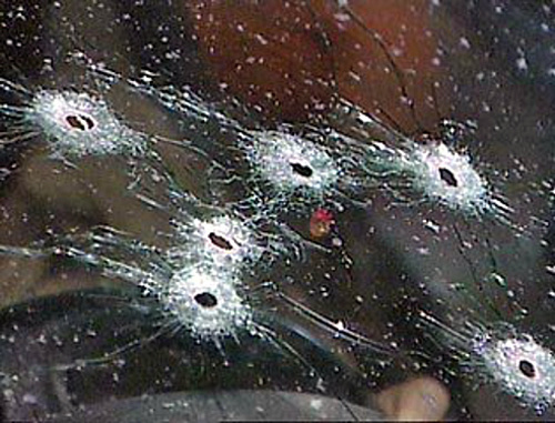 Пробоины от пуль на стекле автомобиля. Фото: http://inginfo.ru/news/1813