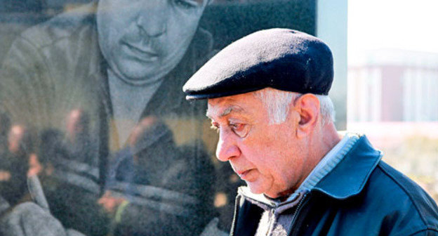 Сабир Гусейнов на могиле своего сына Эльмара Гусейнова на Ясамальском кладбище. Баку, 2 марта 2013 г. Фото Азиза Каримова для "Кавказского узла"