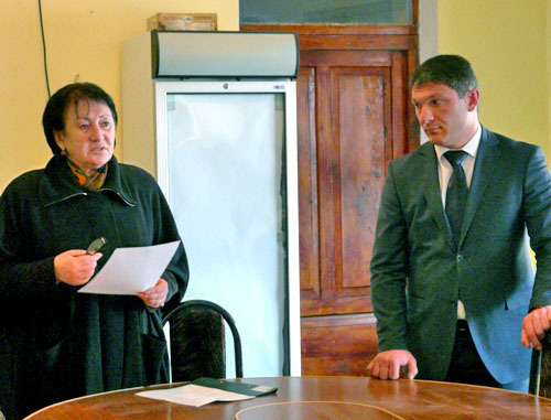 Алла Джиоева представила коллективу и группе тренеров нового председателя комитета по молодежной политике, спорту и туризму Сергея Зассеева. Цхинвал, 22 марта 2013 г. Фото Марии Котаевой для "Кавказского узла" Алла Джиоева представила коллективу и группе тренеров нового председателя комитета по молодежной политике, спорту и туризму Сергея Зассеева. Цхинвал, 22 марта 2013 г. Фото Марии Котаевой для "Кавказского узла"