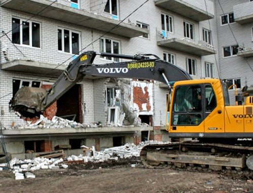 Демонтаж незаконного жилого комплекса на 150 квартир по улице Кадетская, 9, Краснодар. Фото: администрация муниципального образования город Краснодар и городской думы Краснодара, http://www.krd.ru/ Демонтаж незаконного жилого комплекса на 150 квартир по улице Кадетская, 9, Краснодар. Фото: администрация муниципального образования город Краснодар и городской думы Краснодара, http://www.krd.ru/