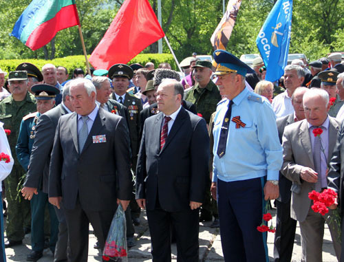 Митинг с участием делегаций из Кабардино-Балкарии и Карачаево-Черкессии состоялся у мемориала "Эльхотовские ворота". Северная Осетия, 6 мая 2013 г. Фото Лизы Сугаровой для "Кавказского узла". Митинг с участием делегаций из Кабардино-Балкарии и Карачаево-Черкессии состоялся у мемориала "Эльхотовские ворота". Северная Осетия, 6 мая 2013 г. Фото Лизы Сугаровой для "Кавказского узла".