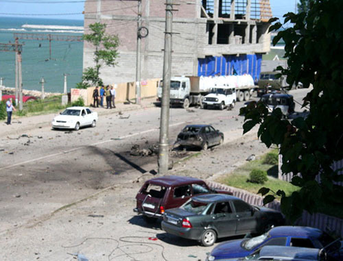 На месте взрыва на улице Орджоникидзе в Махачкале. 20 мая 2013 г. Фото: пресс-служба ФССП России