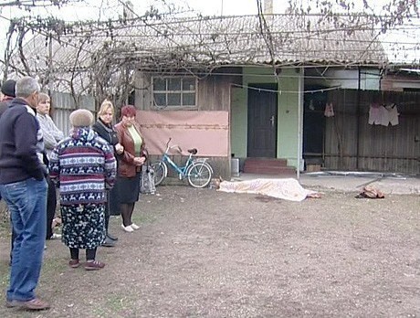 У дома, принадлежавшего погибшей семье в станице Староминская Краснодарского края. 16 ноября 2013 г. Кадр из видеосюжета телеканала «Девятый канал Кубань», http://9tv.ru У дома, принадлежавшего погибшей семье в станице Староминская Краснодарского края. 16 ноября 2013 г. Кадр из видеосюжета телеканала «Девятый канал Кубань», http://9tv.ru