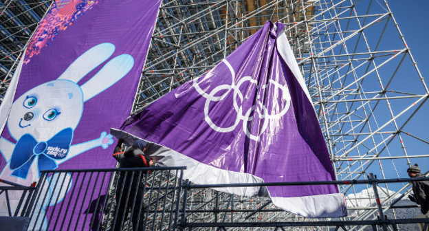 Подготовка экстрим-парка "Роза Хутор" к XXII зимним Олимпийским играм в Сочи. Рабочие вешают олимпийский баннер на зрительских трибунах. Сочи, Красная Поляна, 5 февраля 2014 г. Фото Михаила Мокрушина, Подготовка экстрим-парка "Роза Хутор" к XXII зимним Олимпийским играм в Сочи. Рабочие вешают олимпийский баннер на зрительских трибунах. Сочи, Красная Поляна, 5 февраля 2014 г. Фото: 
© Михаил Мокрушин/РИА Новости,  http://www.ria.ru